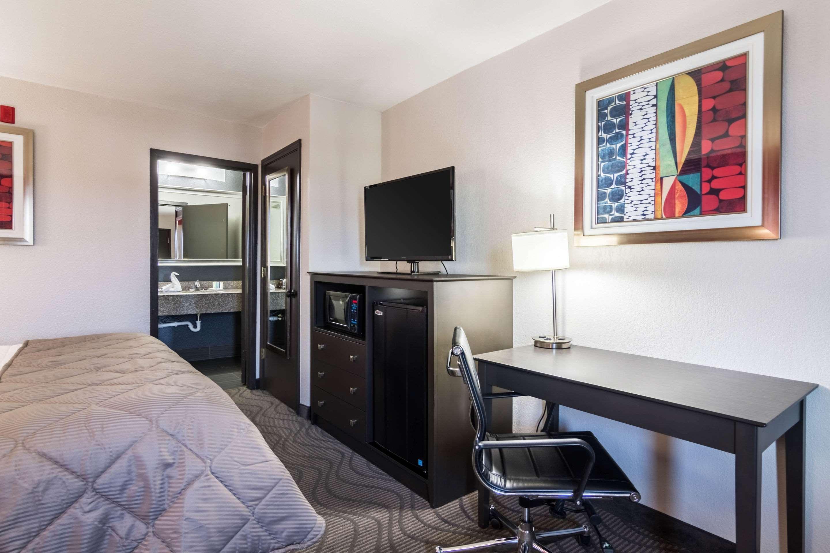 Clarion Inn & Suites Russellville I-40 Екстериор снимка