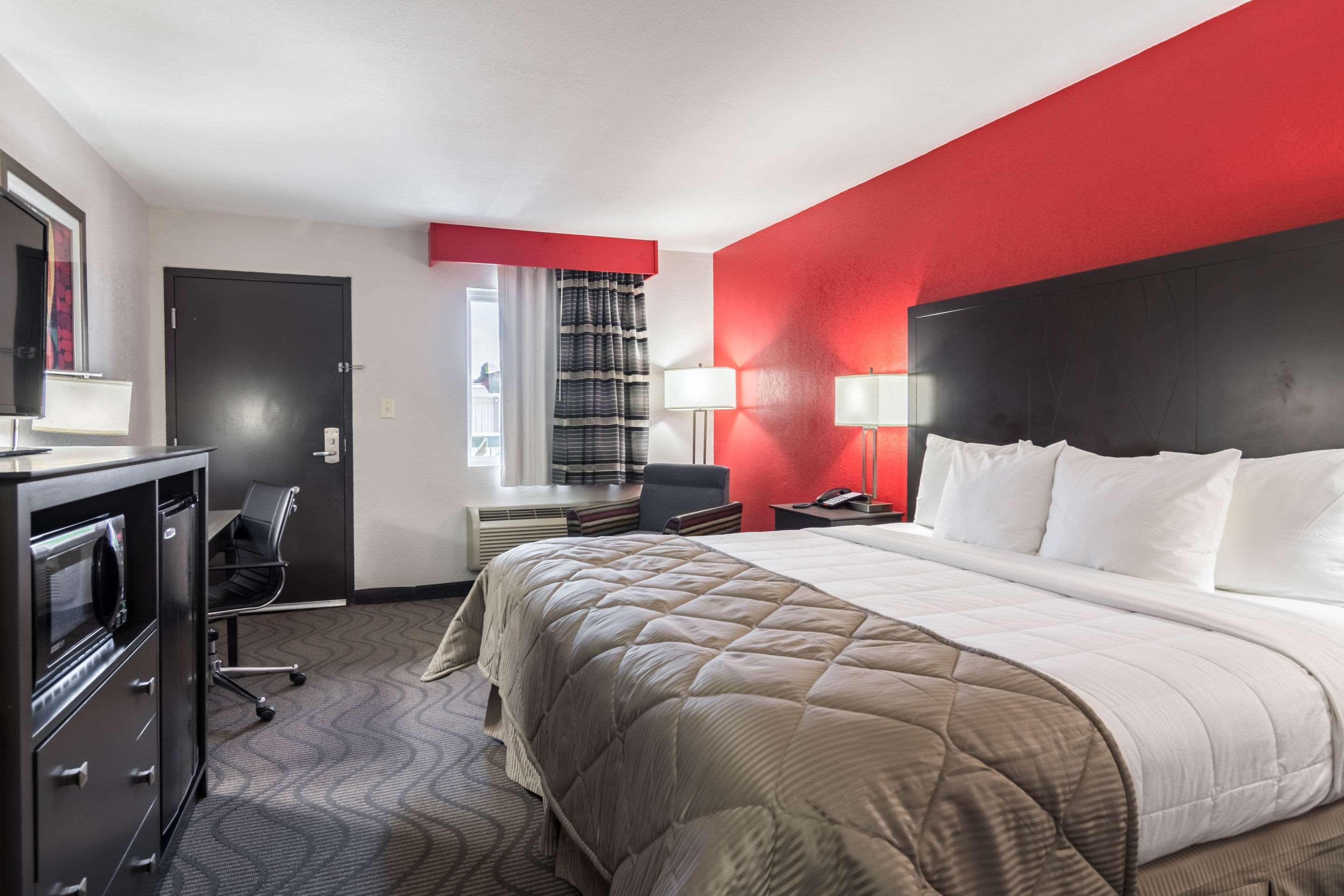 Clarion Inn & Suites Russellville I-40 Екстериор снимка