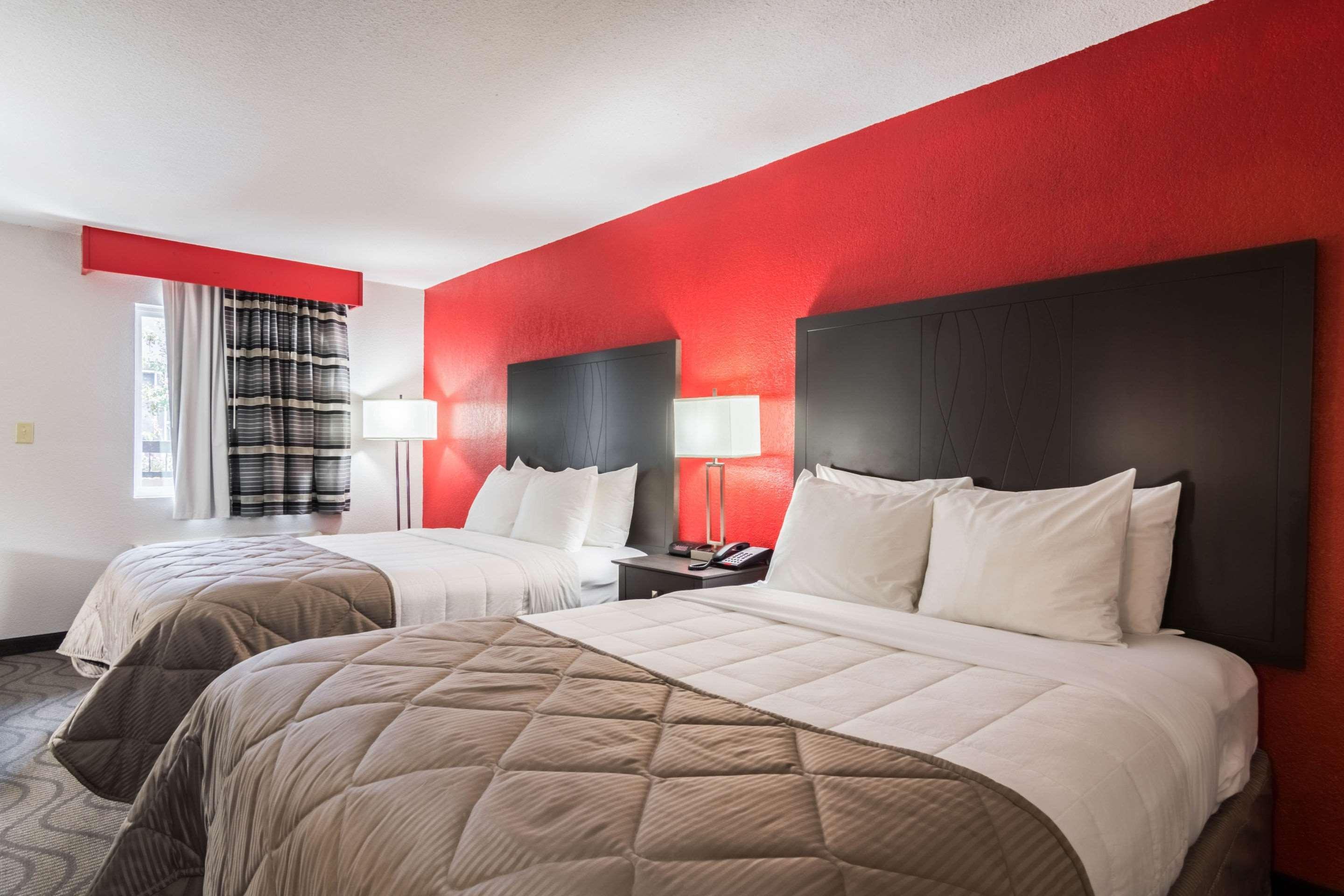 Clarion Inn & Suites Russellville I-40 Екстериор снимка