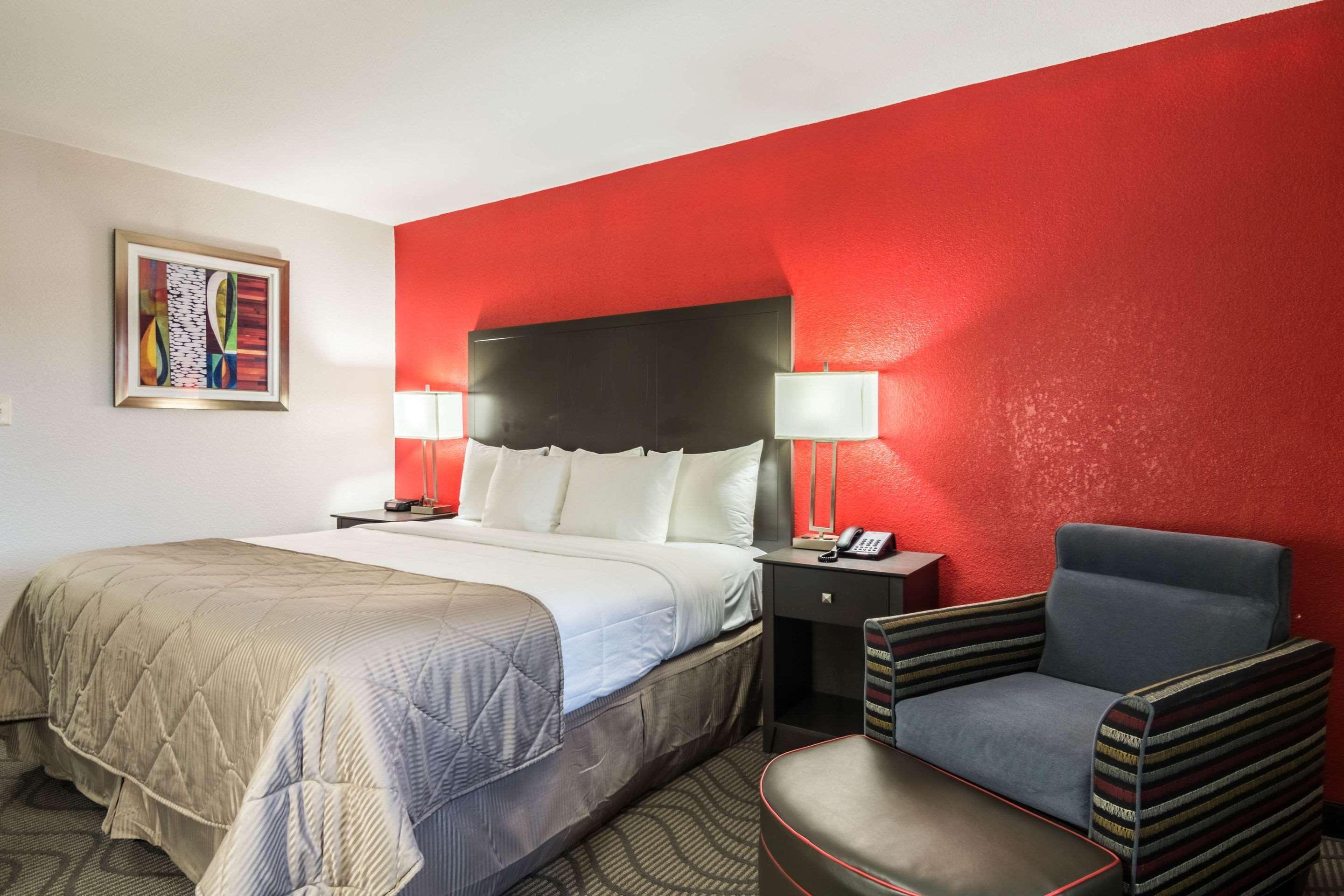 Clarion Inn & Suites Russellville I-40 Екстериор снимка