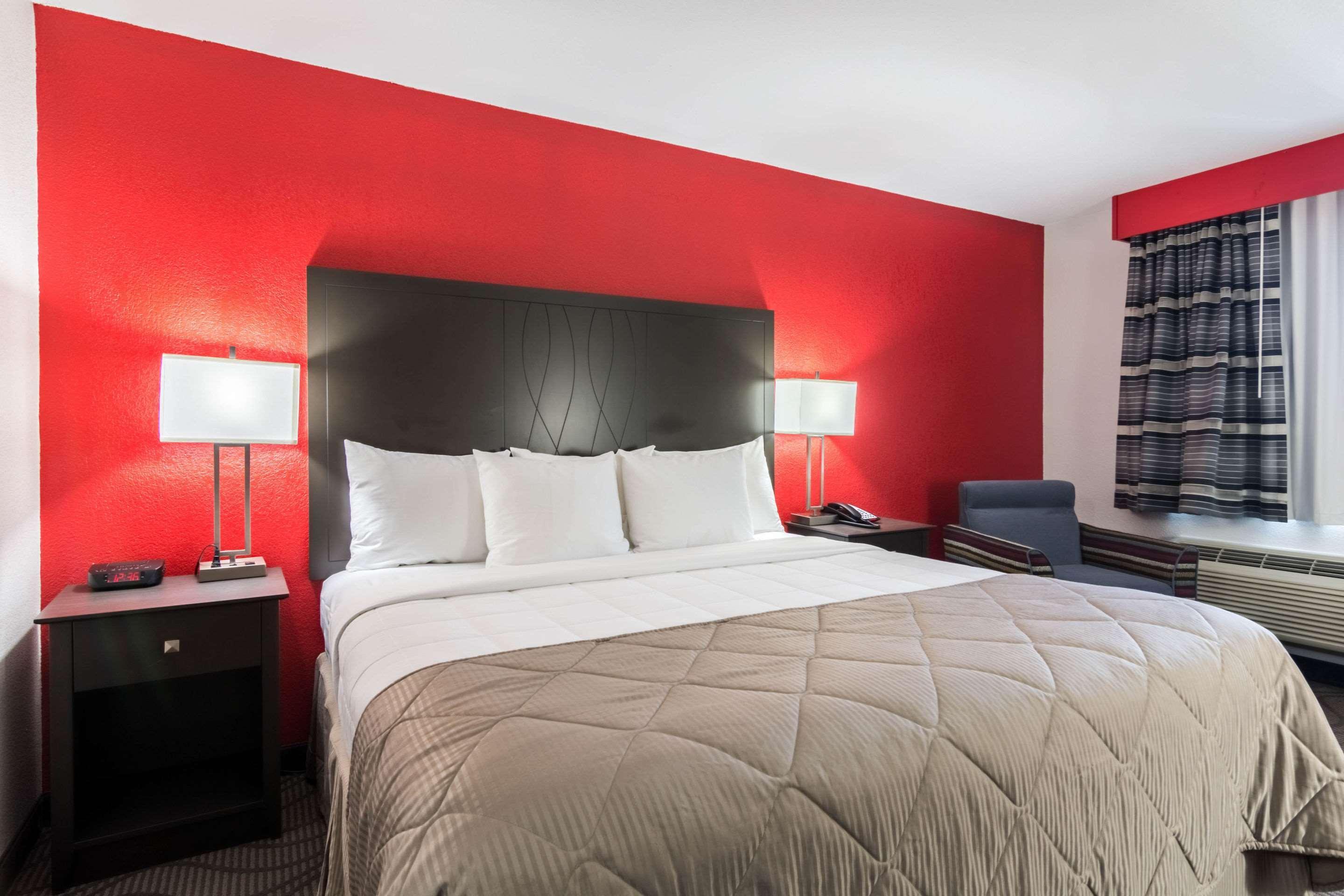 Clarion Inn & Suites Russellville I-40 Екстериор снимка