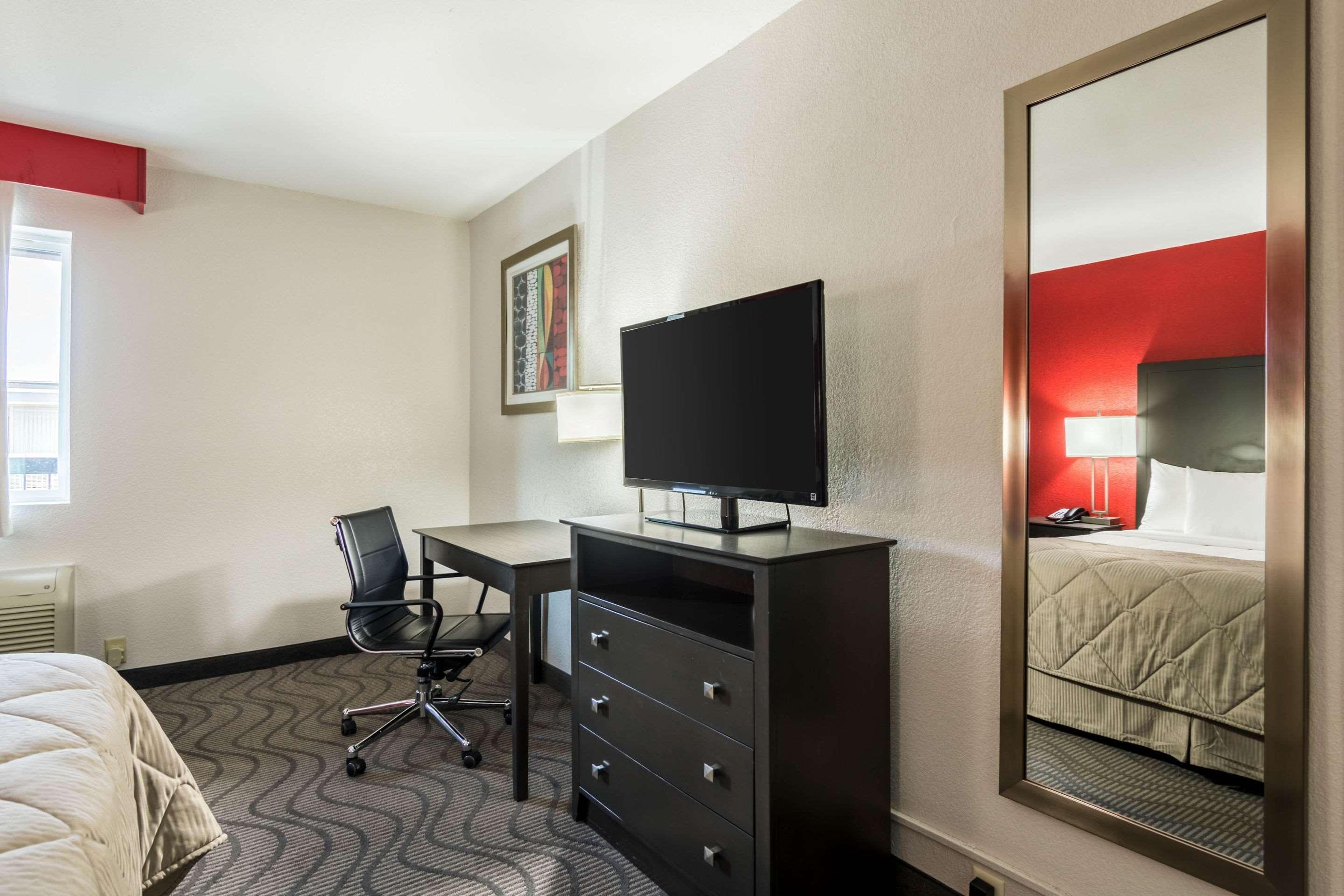 Clarion Inn & Suites Russellville I-40 Екстериор снимка