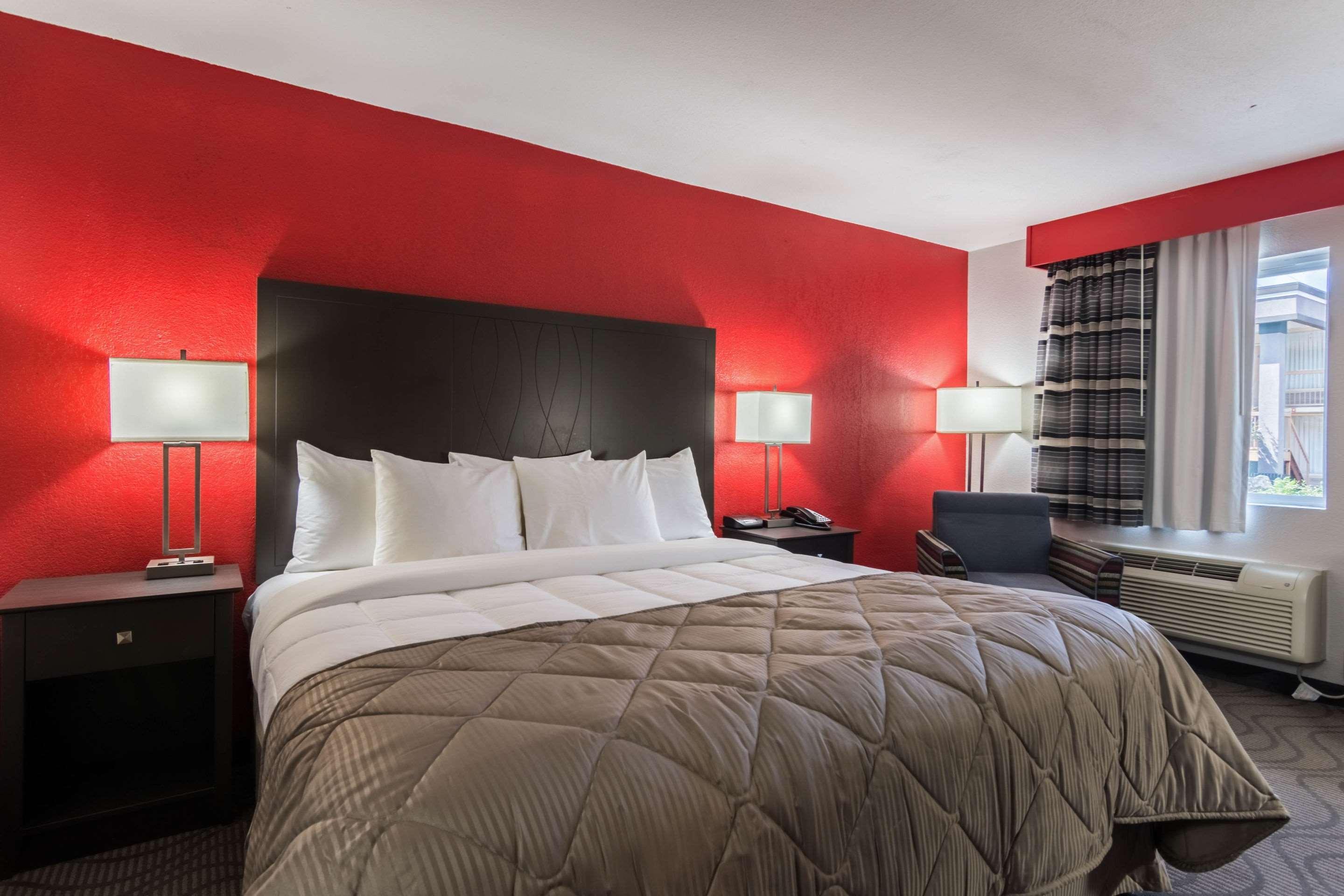 Clarion Inn & Suites Russellville I-40 Екстериор снимка