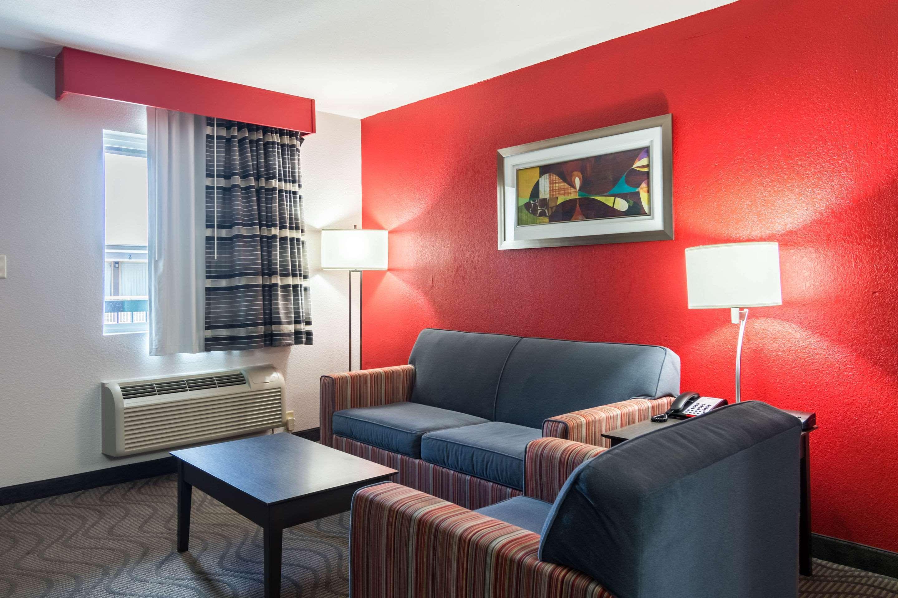 Clarion Inn & Suites Russellville I-40 Екстериор снимка