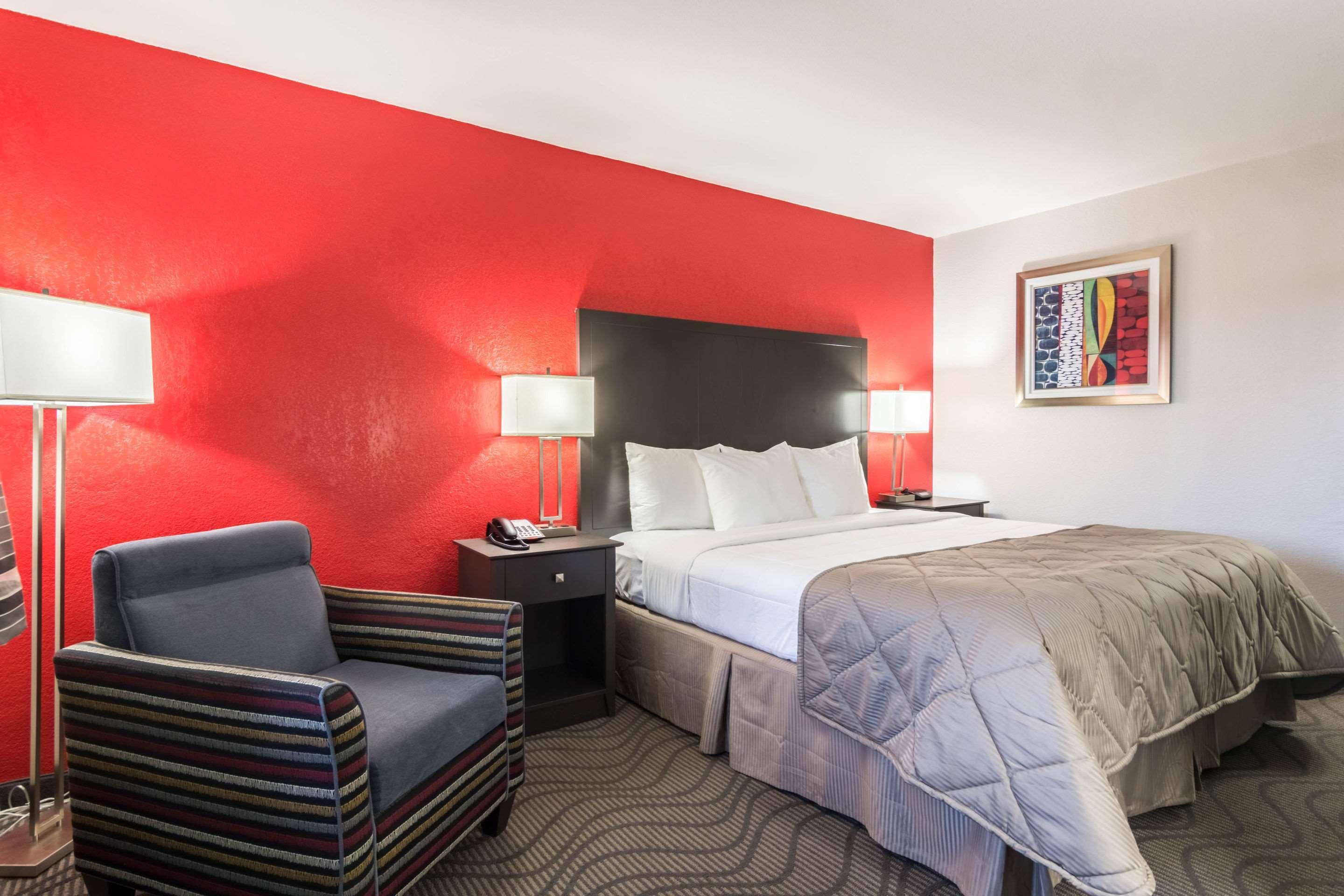 Clarion Inn & Suites Russellville I-40 Екстериор снимка
