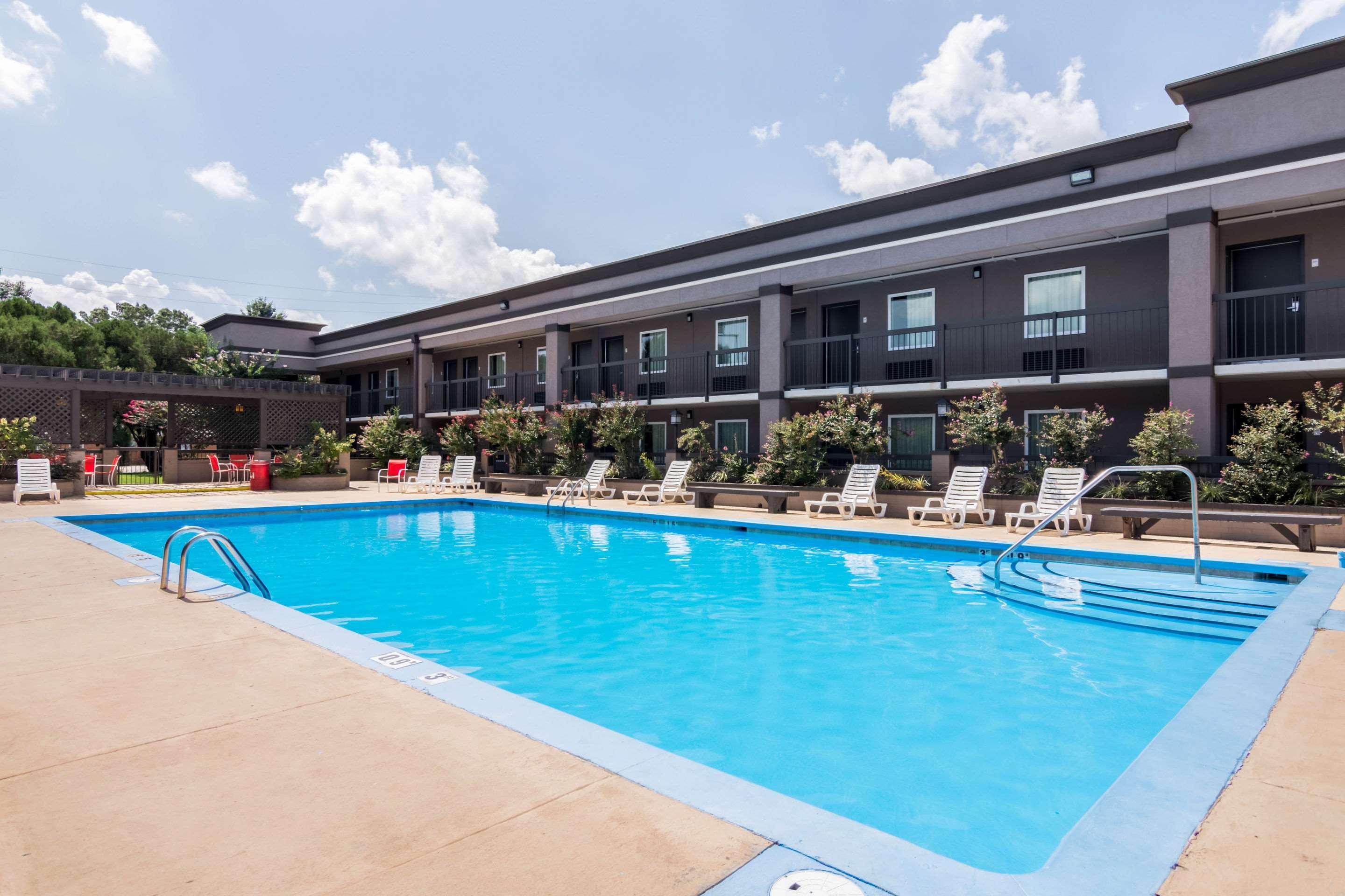Clarion Inn & Suites Russellville I-40 Екстериор снимка
