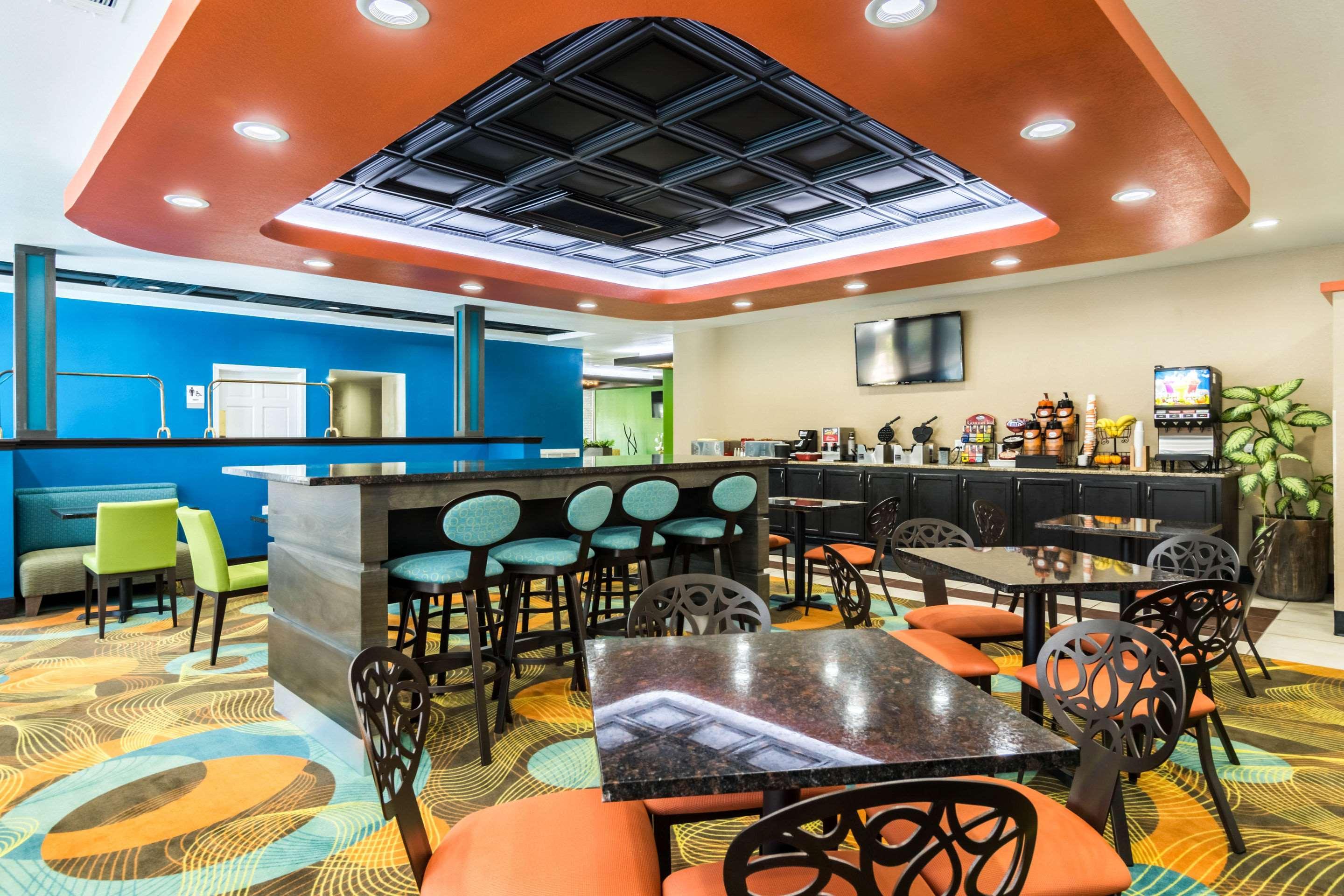Clarion Inn & Suites Russellville I-40 Екстериор снимка