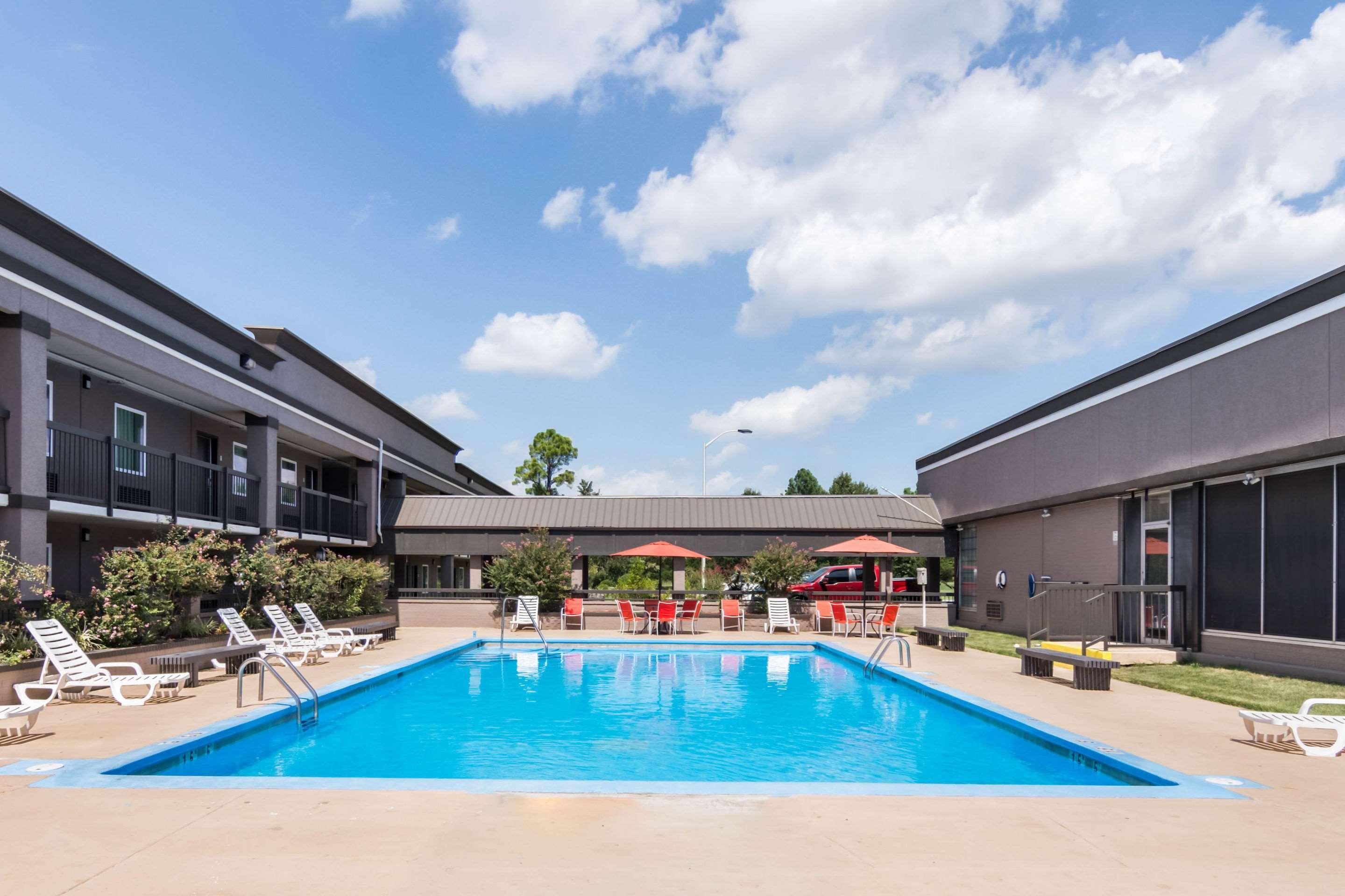 Clarion Inn & Suites Russellville I-40 Екстериор снимка