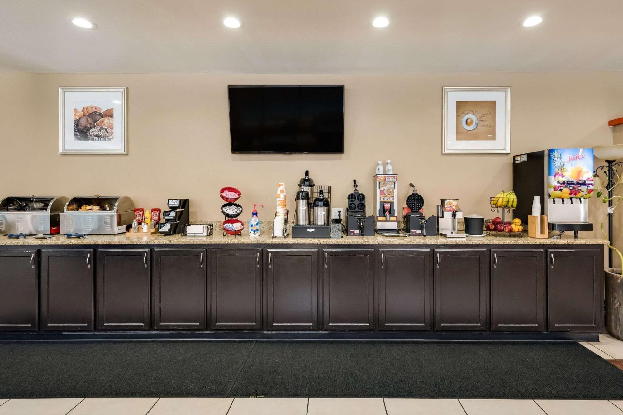 Clarion Inn & Suites Russellville I-40 Екстериор снимка