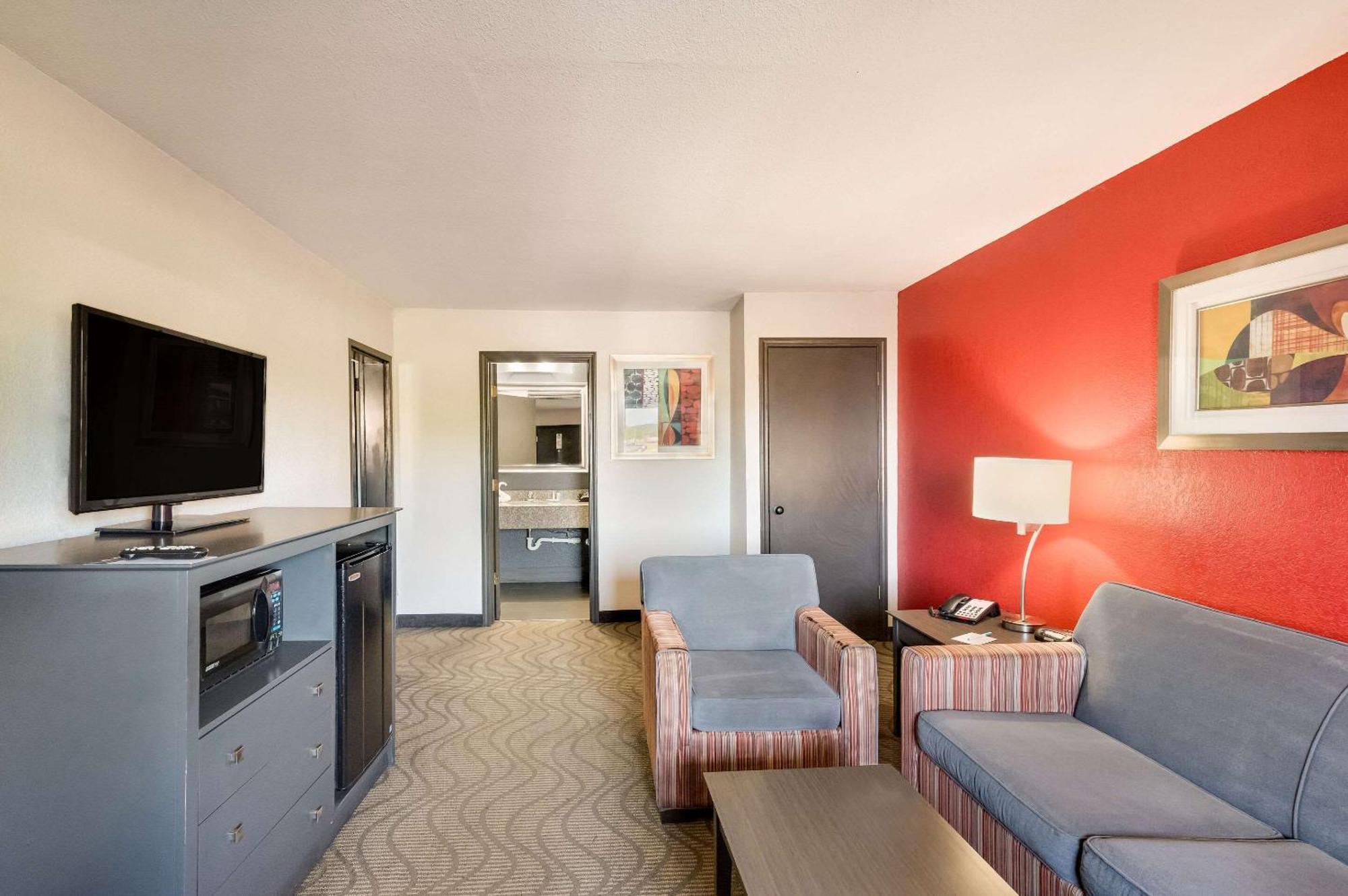 Clarion Inn & Suites Russellville I-40 Екстериор снимка