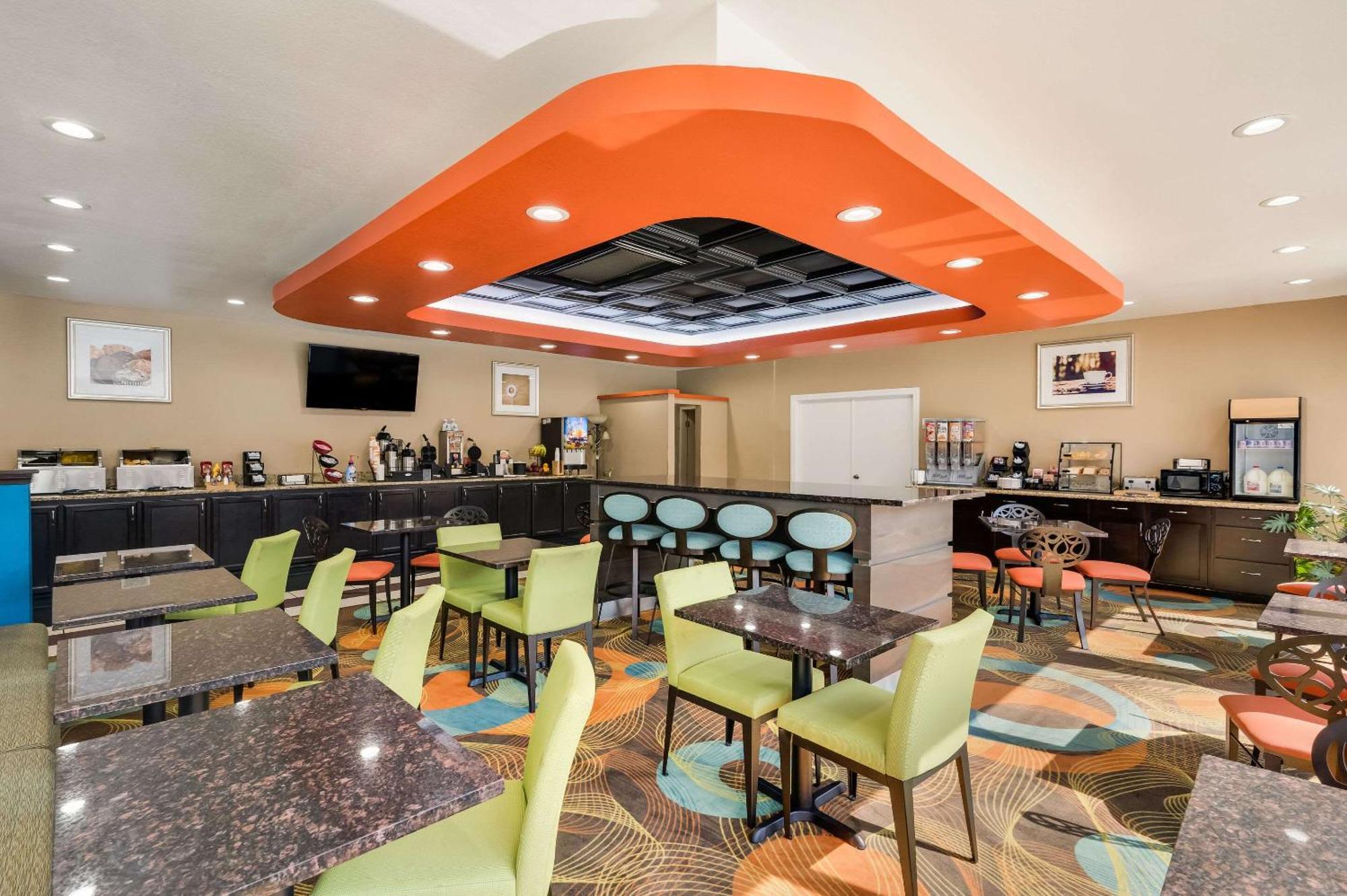 Clarion Inn & Suites Russellville I-40 Екстериор снимка