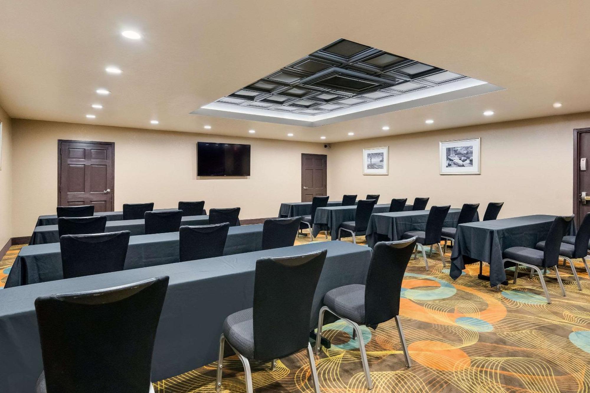 Clarion Inn & Suites Russellville I-40 Екстериор снимка