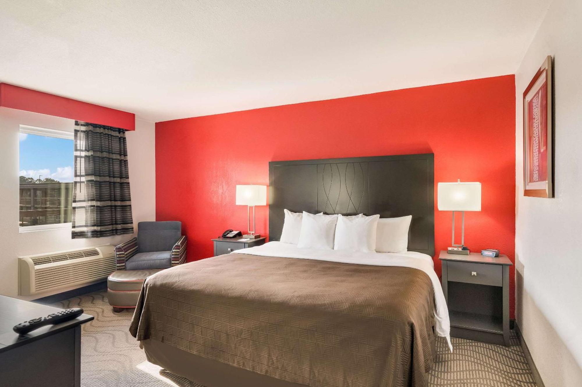 Clarion Inn & Suites Russellville I-40 Екстериор снимка