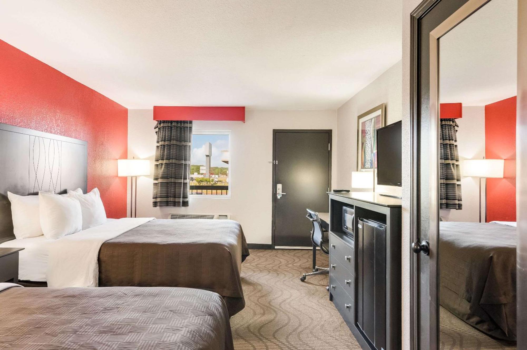 Clarion Inn & Suites Russellville I-40 Екстериор снимка