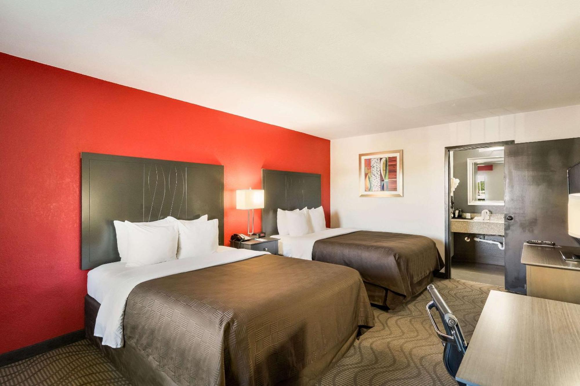 Clarion Inn & Suites Russellville I-40 Екстериор снимка