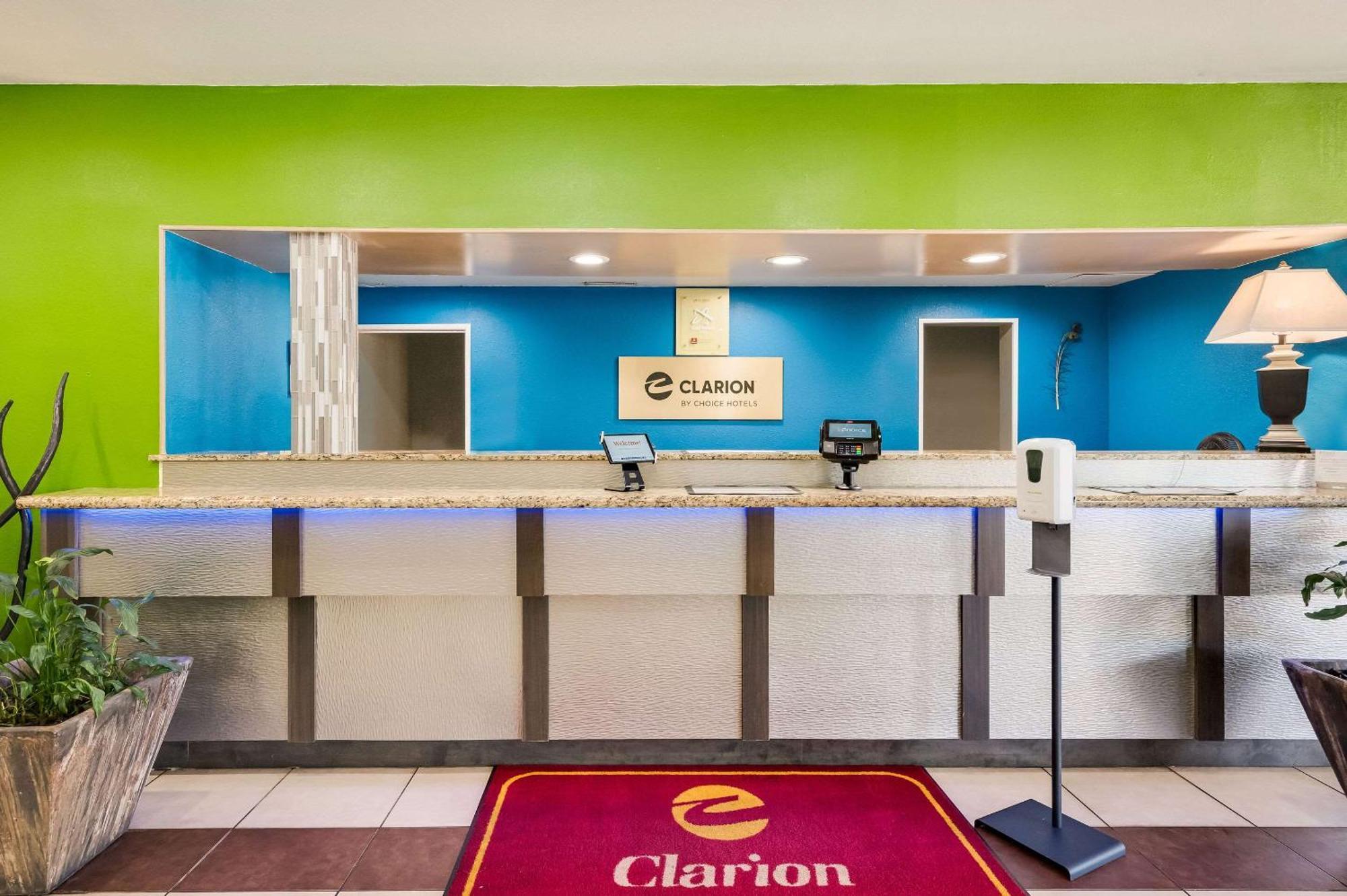 Clarion Inn & Suites Russellville I-40 Екстериор снимка