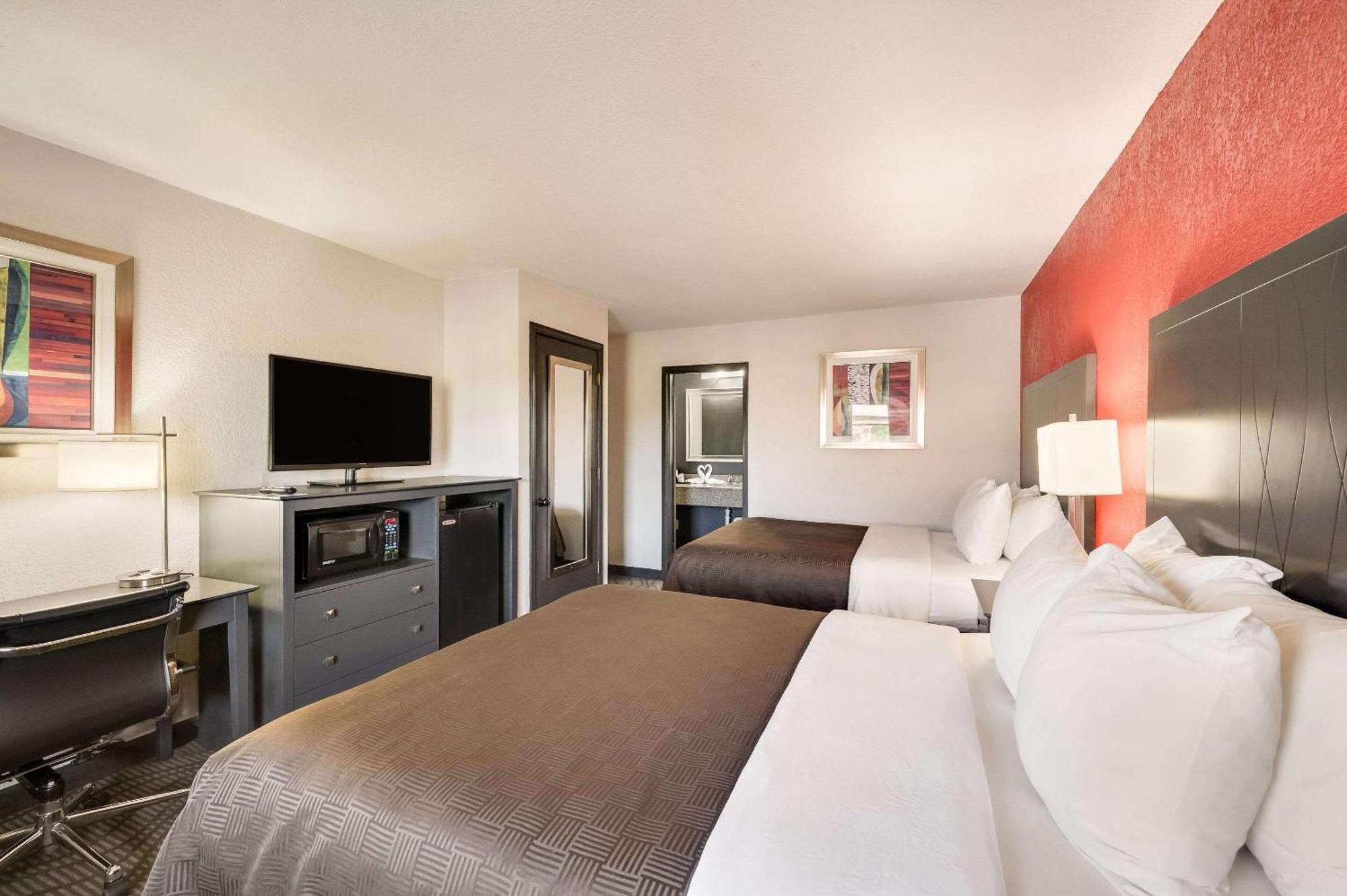 Clarion Inn & Suites Russellville I-40 Екстериор снимка