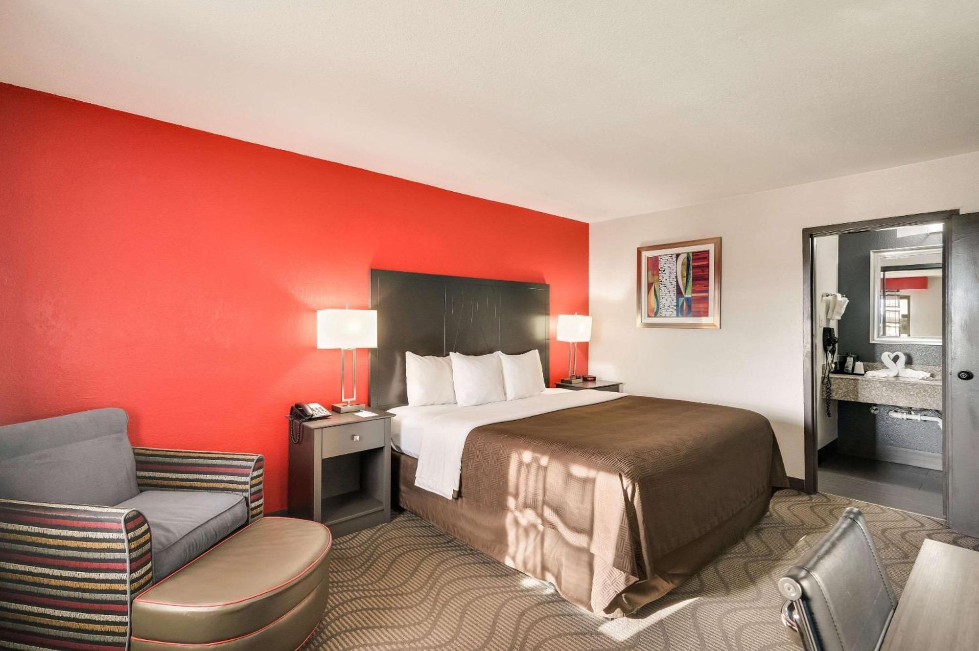 Clarion Inn & Suites Russellville I-40 Екстериор снимка