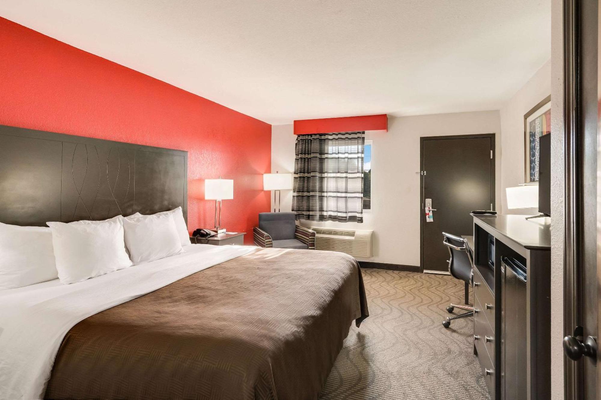 Clarion Inn & Suites Russellville I-40 Екстериор снимка