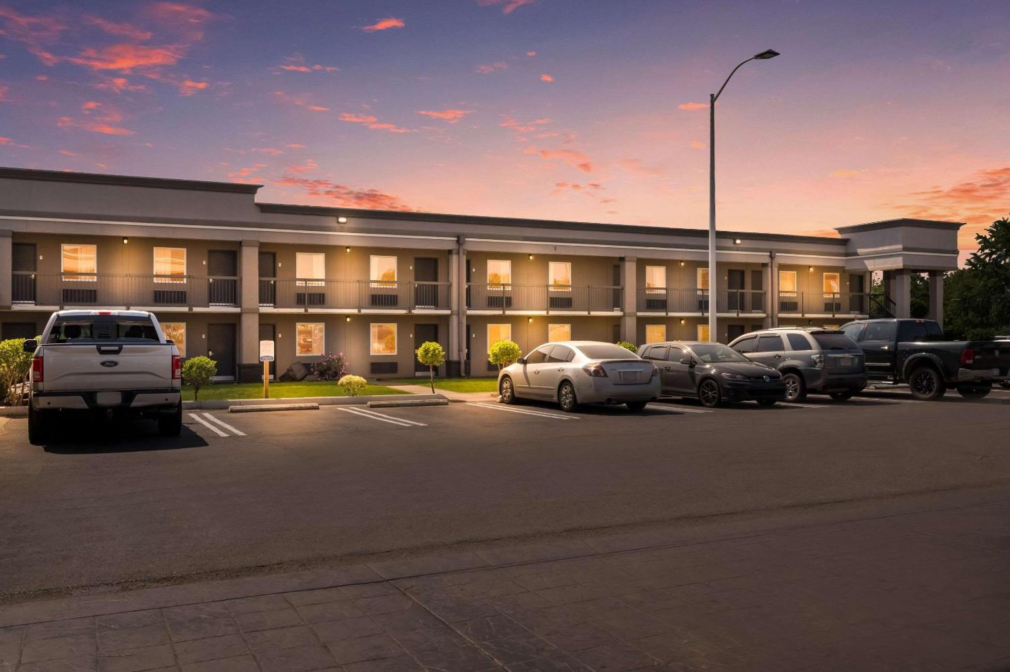 Clarion Inn & Suites Russellville I-40 Екстериор снимка