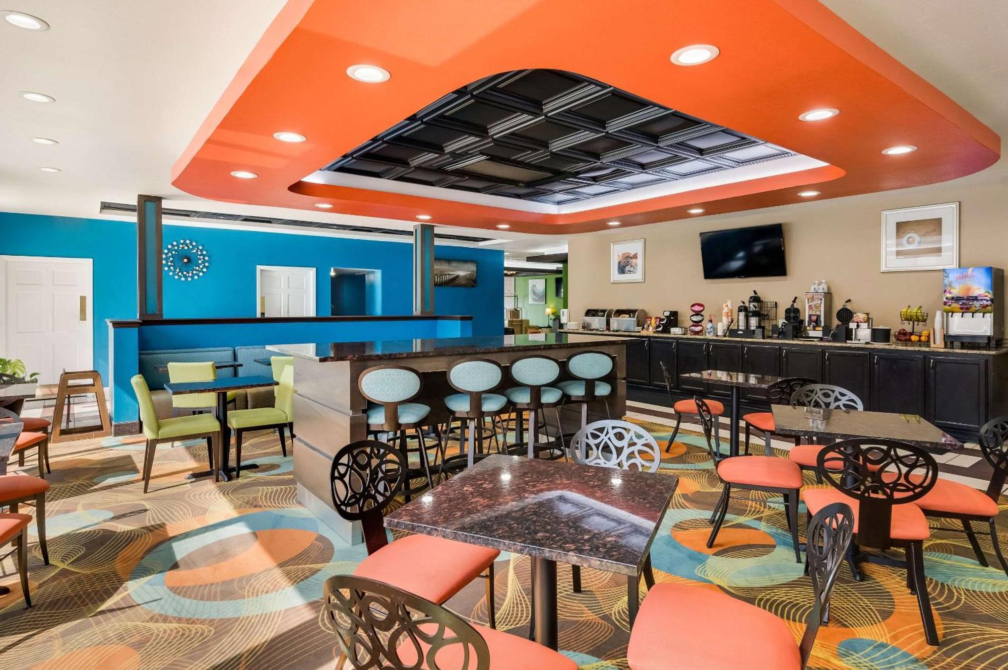 Clarion Inn & Suites Russellville I-40 Екстериор снимка