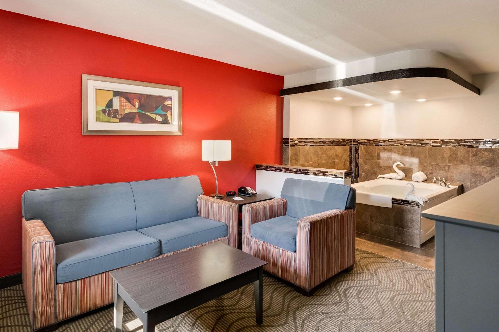 Clarion Inn & Suites Russellville I-40 Екстериор снимка