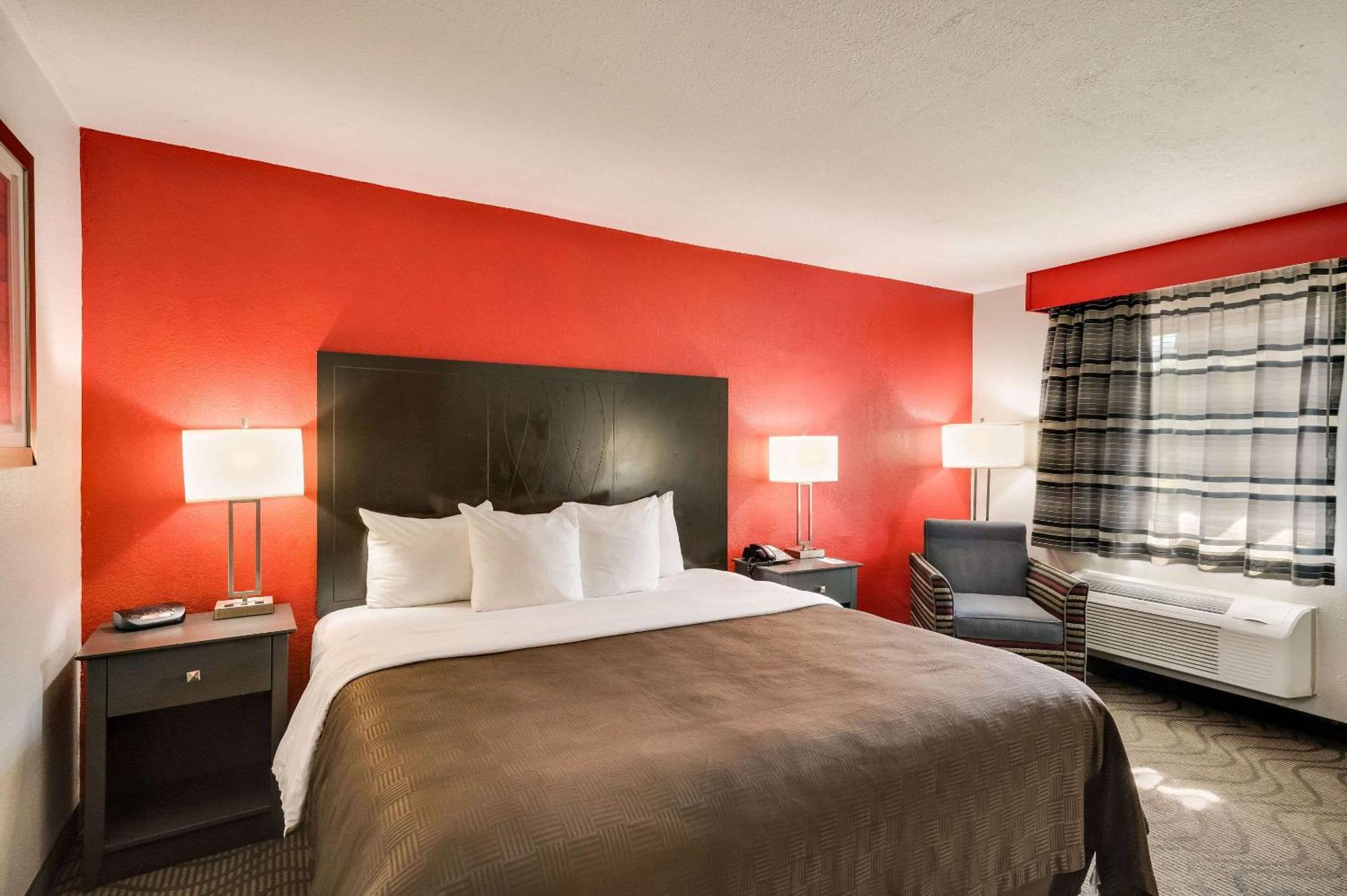 Clarion Inn & Suites Russellville I-40 Екстериор снимка
