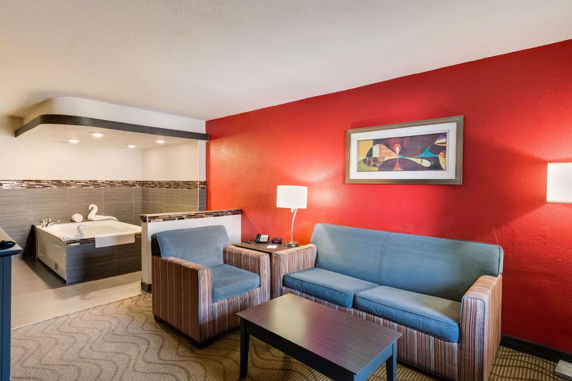 Clarion Inn & Suites Russellville I-40 Екстериор снимка