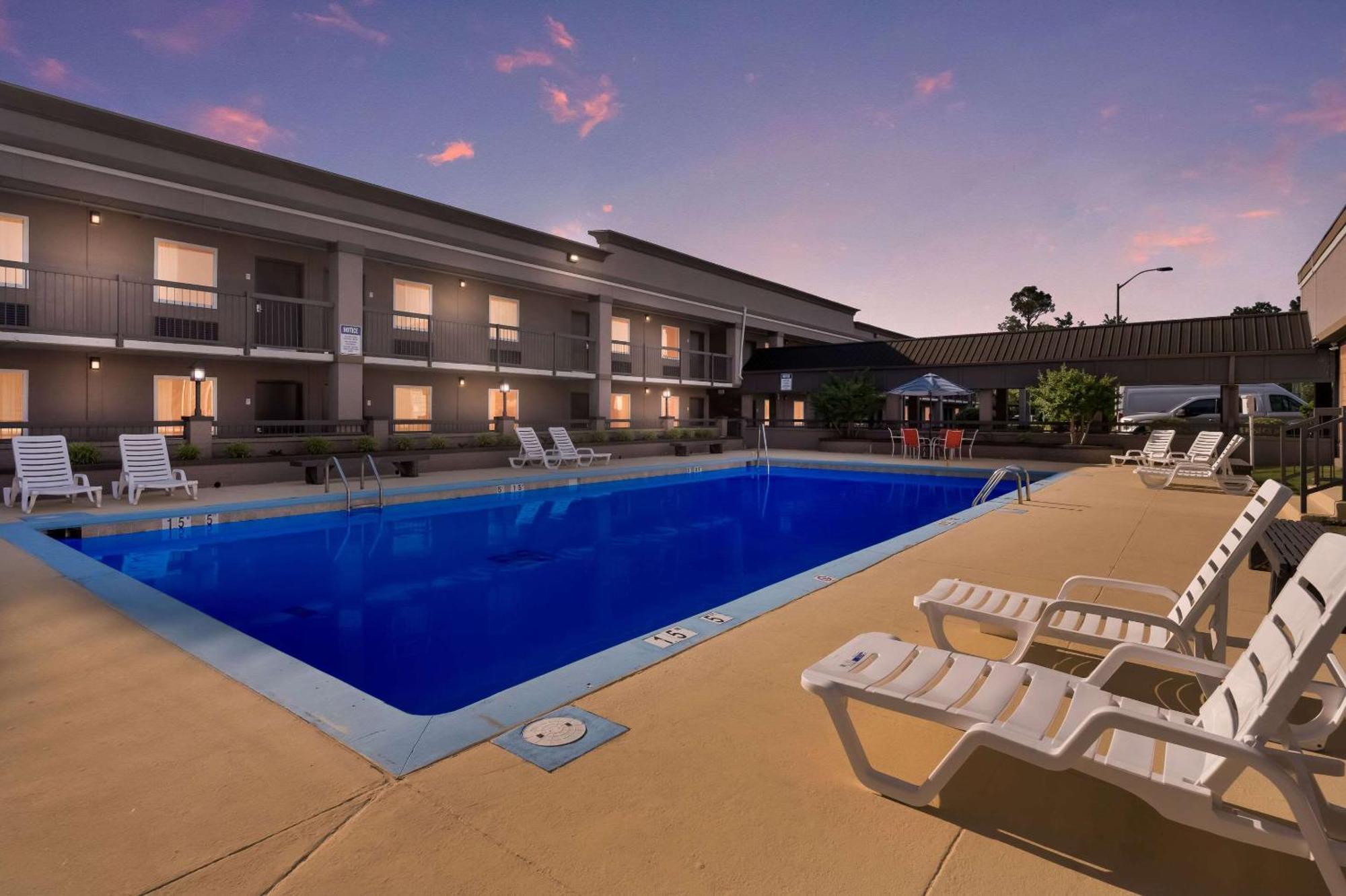 Clarion Inn & Suites Russellville I-40 Екстериор снимка
