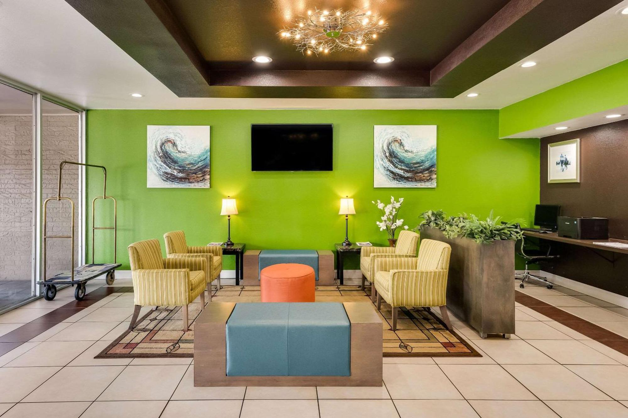 Clarion Inn & Suites Russellville I-40 Екстериор снимка
