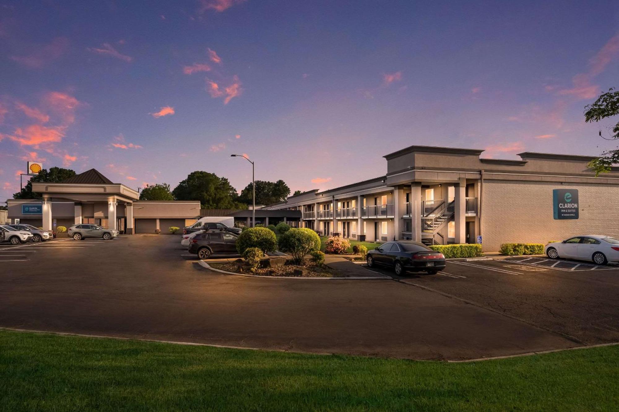 Clarion Inn & Suites Russellville I-40 Екстериор снимка