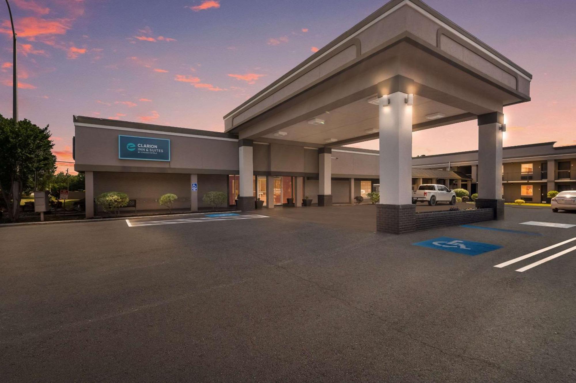 Clarion Inn & Suites Russellville I-40 Екстериор снимка