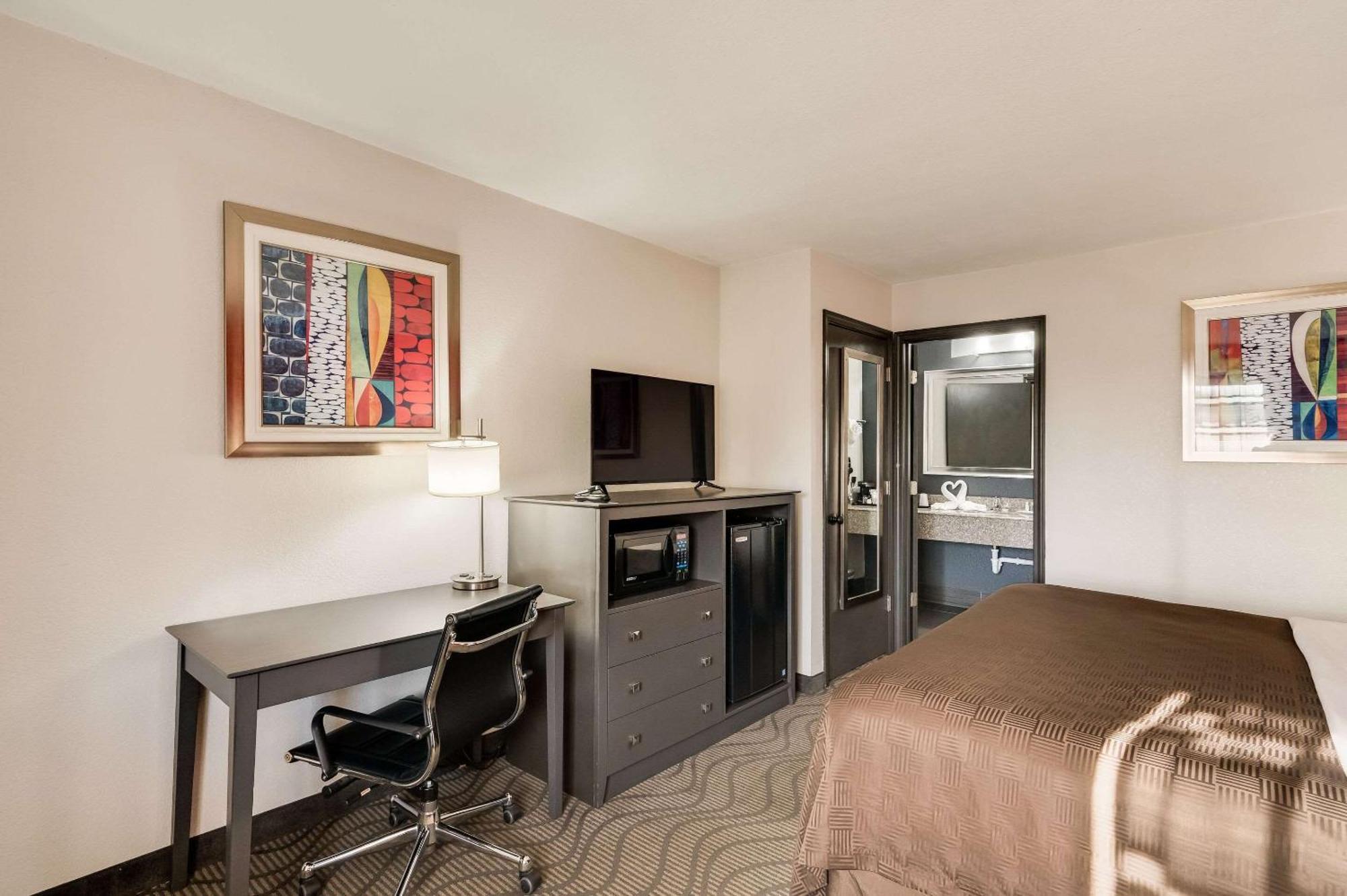 Clarion Inn & Suites Russellville I-40 Екстериор снимка