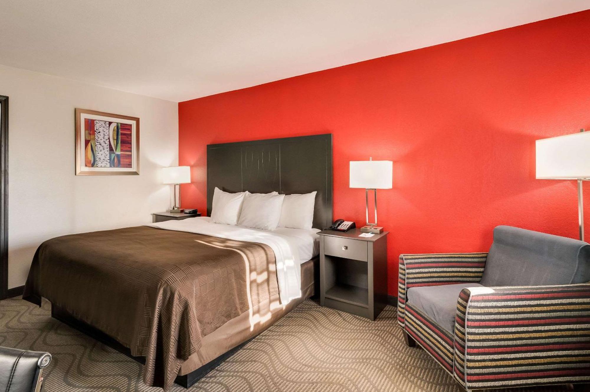 Clarion Inn & Suites Russellville I-40 Екстериор снимка