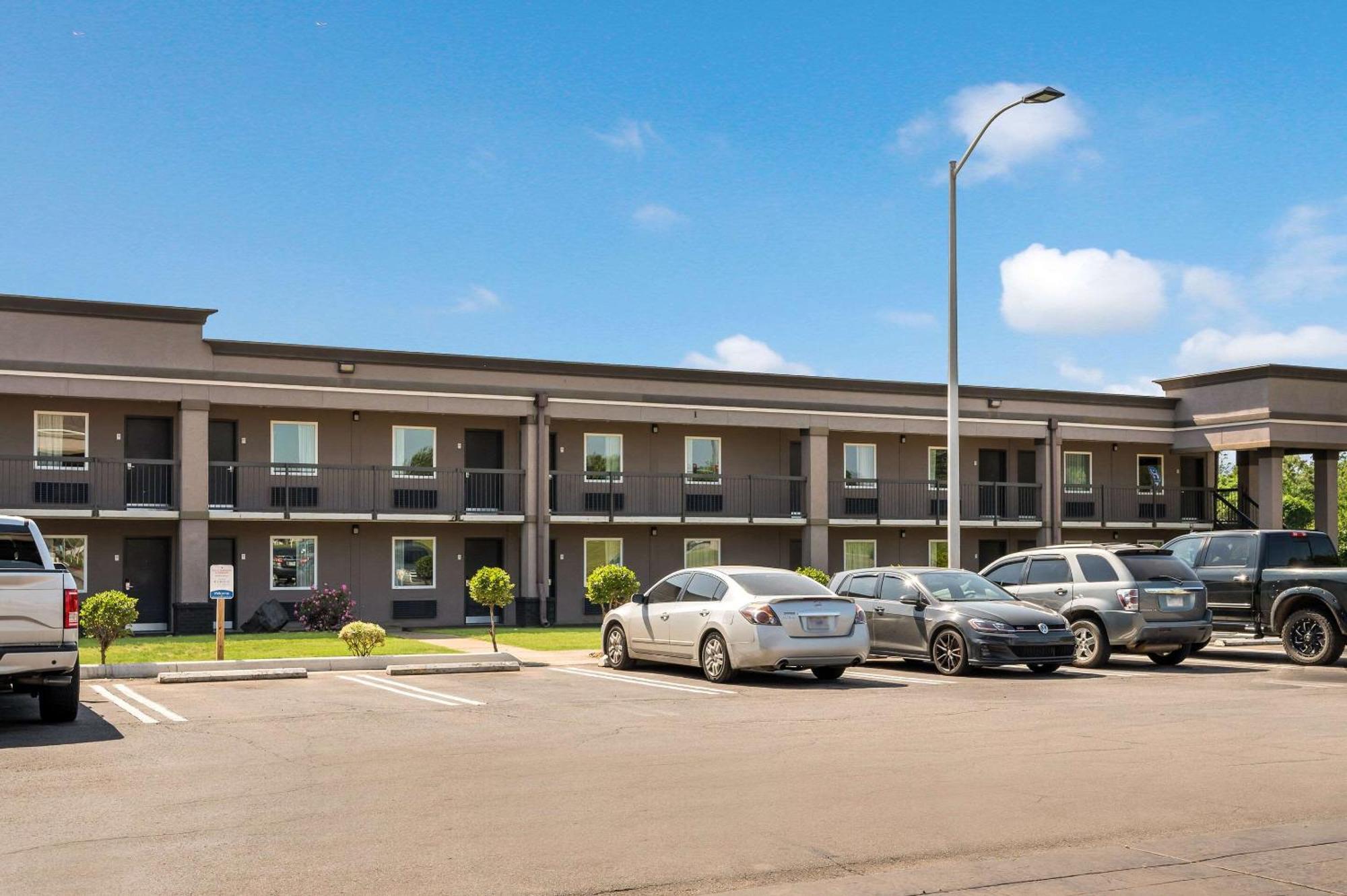 Clarion Inn & Suites Russellville I-40 Екстериор снимка